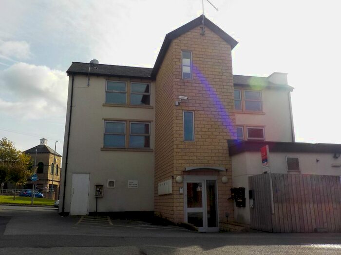 2 Bedroom Flat To Rent In Greenside, Heckmondwike, West Yorkshire, WF16