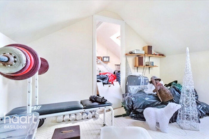 3 Bedroom Terraced House For Sale In Passingham Avenue, Billericay, CM11