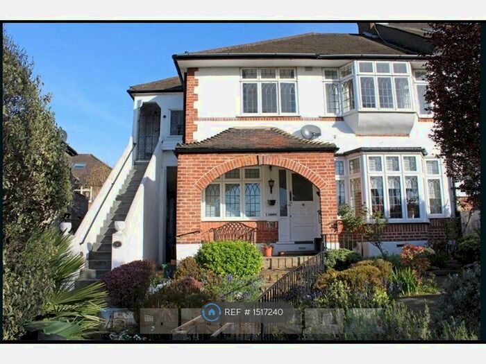 2 Bedroom Flat To Rent In Woodside, London, SW19