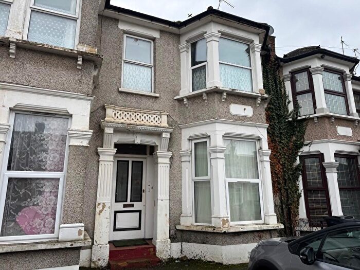 1 Bedroom Flat To Rent In Kensington Gardens, Ilford, London, IG1