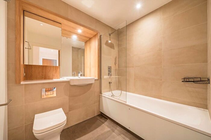 3 Bedroom Flat To Rent In Winchester Square, Surrey Quays, SE8