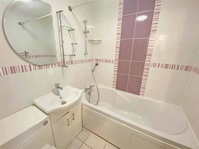 4 Bedroom Bungalow To Rent In Thorncliffe, Two Mile Ash, Milton Keynes, MK8