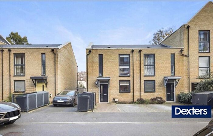 3 Bedroom Semi Detached House To Rent In Bathurst Square, London, N15