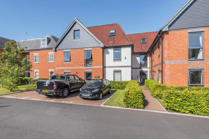 2 Bedroom Flat For Sale In Newbury, Berkshire, RG14