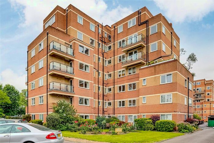 3 Bedroom Flat To Rent In Belvedere Court, - Upper Richmond Road, SW15