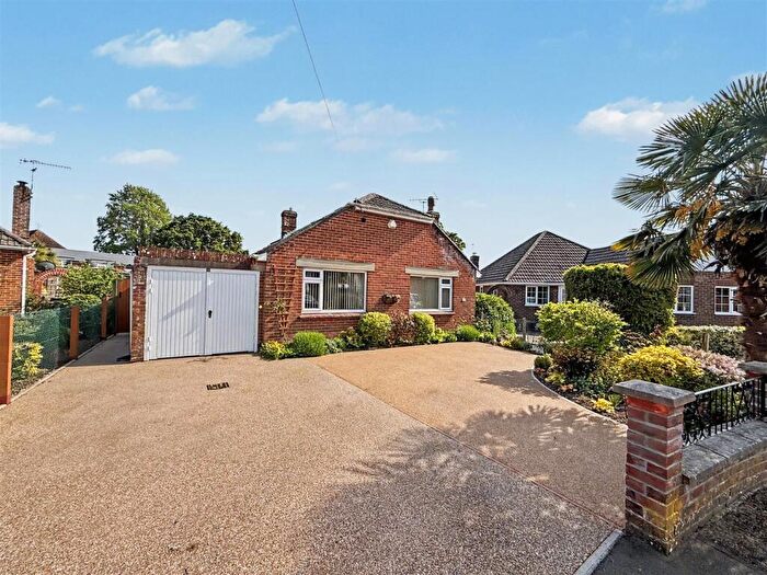 4 Bedroom Detached Bungalow For Sale In White Cliff Gardens, Blandford Forum, DT11