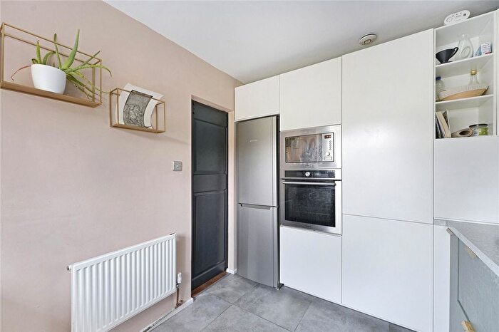 2 Bedroom Flat To Rent In Avon Road, Walthamstow, London, E17