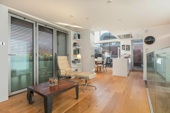 3 Bedroom Flat To Rent In Pangbourne Avenue, North Kensington, W10