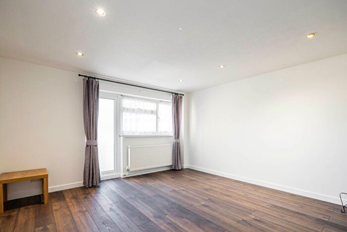3 Bedroom Flat To Rent In Lower Fosters New Brent Street, London, NW4