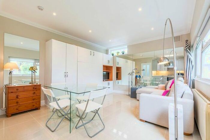 Studio To Rent In Brett House Close, Putney, London, SW15