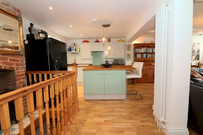 2 Bedroom Flat For Sale In High Street, Eastry, CT13