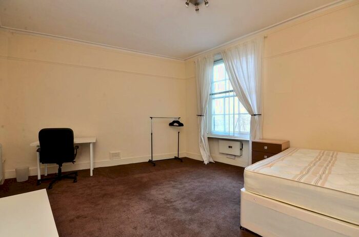 3 Bedroom Flat To Rent In Fulham Road, Fulham, London, SW10