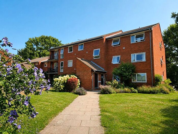 2 Bedroom Flat For Sale In Hall Close, London, W5