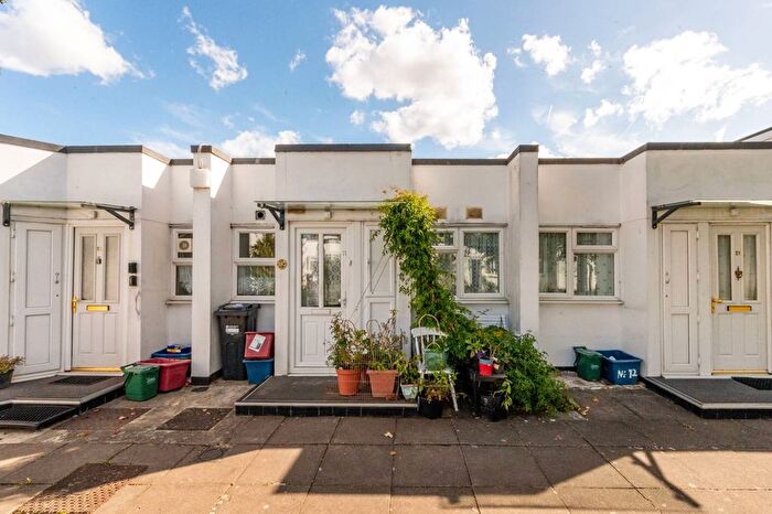 1 Bedroom Bungalow For Sale In Lovat Walk, Heston, Hounslow, TW5