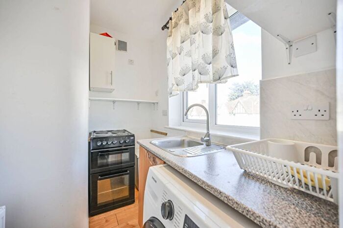 Studio To Rent In Heathfield Gardens, Brent Cross, London, NW11