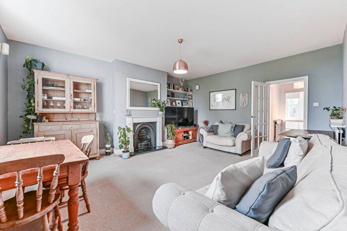 2 Bedroom Flat To Rent In Highland Road, Crystal Palace, London, SE19