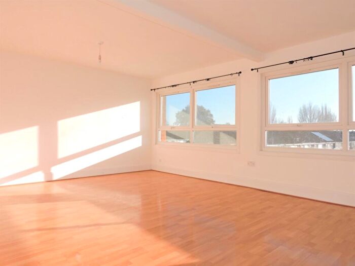 3 Bedroom Flat To Rent In Auckland Close, EN1