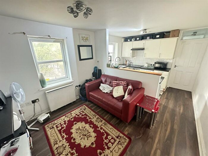 1 Bedroom Flat For Sale In Gloucester Court, Dock Road, Tilbury, RM18