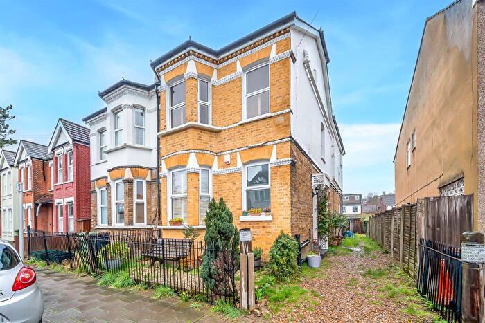 2 Bedroom Maisonette For Sale In Meadow Road, Shortlands, Bromley, BR2