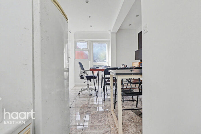 3 Bedroom Terraced House To Rent In Park Avenue, London, E6