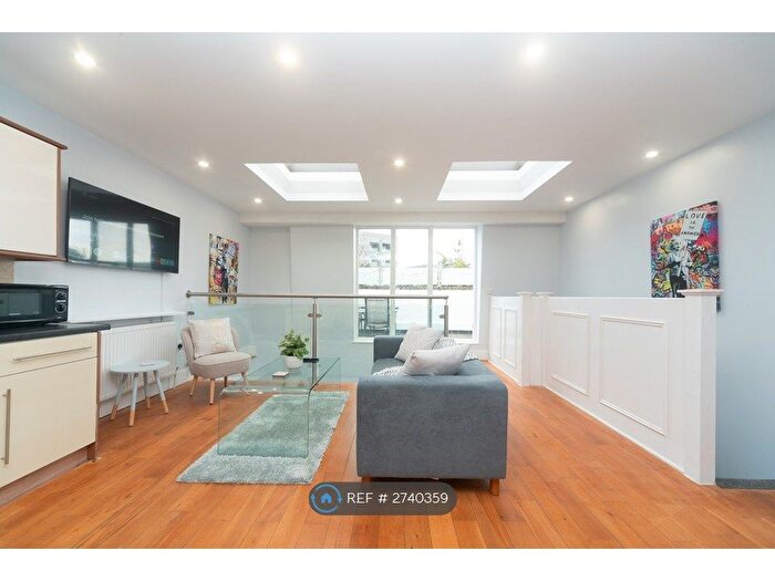 3 Bedroom Flat To Rent In St Johns Hill, London, SW11