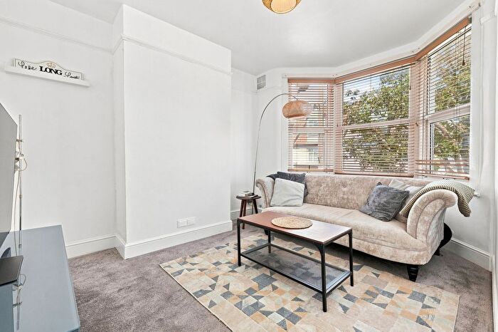 2 Bedroom Flat For Sale In Pall Mall, Leigh-On-Sea, SS9