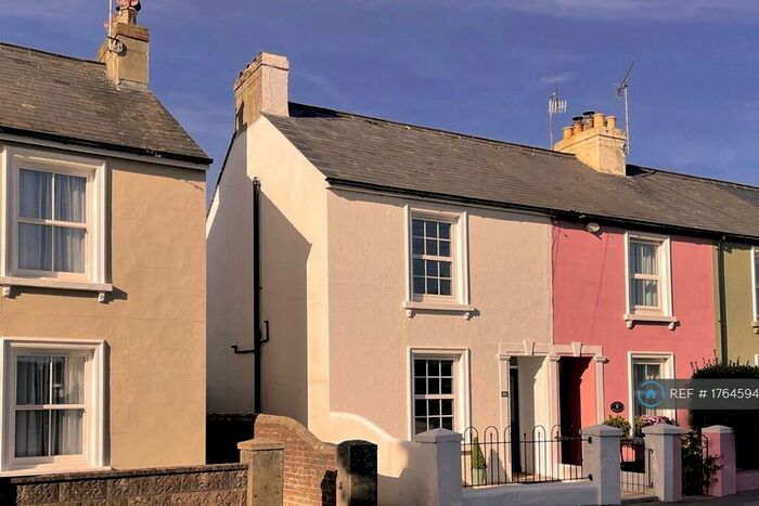 3 Bedroom Semi-Detached House To Rent In Bognor Road, Chichester, PO19