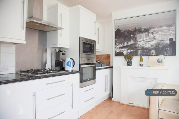 4 Bedroom Flat To Rent In Sylvia Court, London, N1