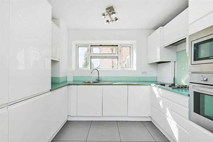 3 Bedroom Flat To Rent In Kindell House, London, SW14