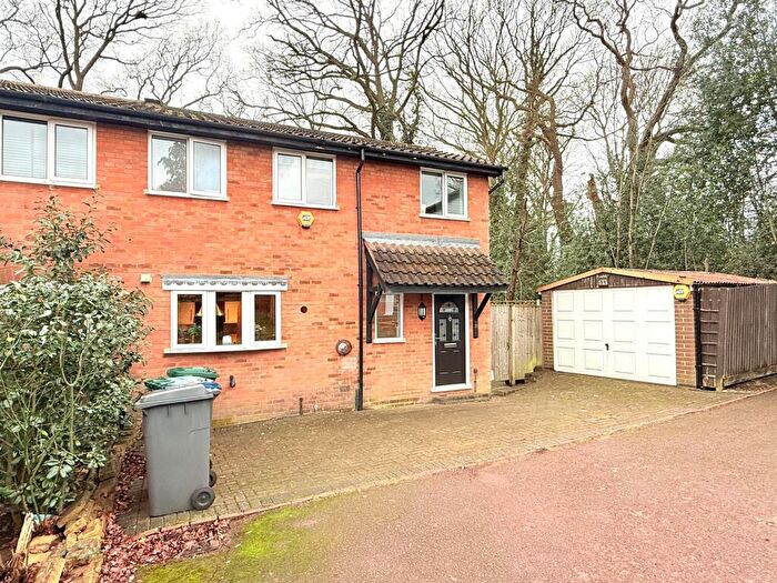 3 Bedroom Semi-Detached House For Sale In Marshalls Close, London, N11