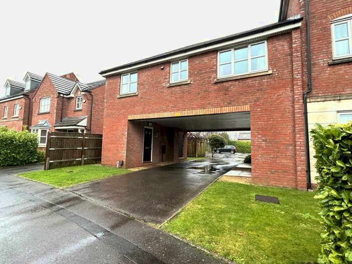 2 Bedroom Flat To Rent In The Range, Sutton Coldfield, West Midlands, B74