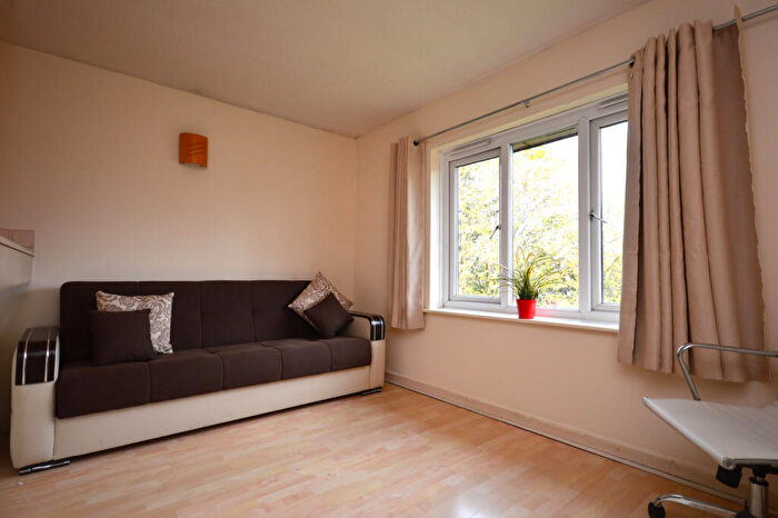 1 Bedroom Flat To Rent In Brymay Close, Tower Hamlets, E3