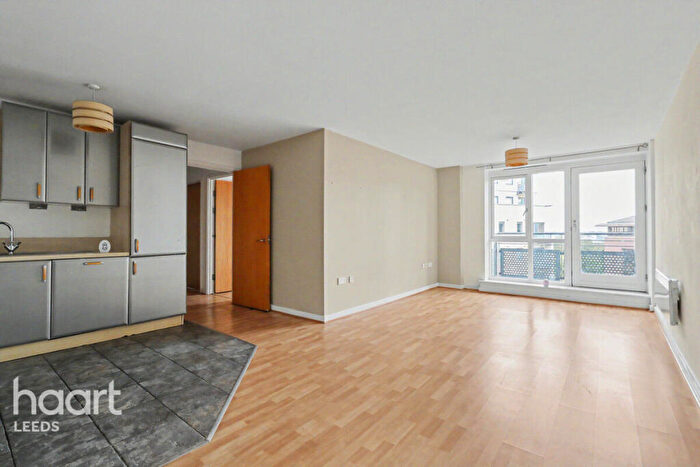 2 Bedroom Apartment For Sale In Elmwood Lane, Leeds, LS2
