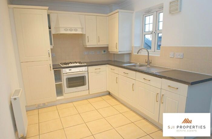 2 Bedroom Flat For Sale In Limestone Rise, Mansfield, Nottinghamshire, NG19