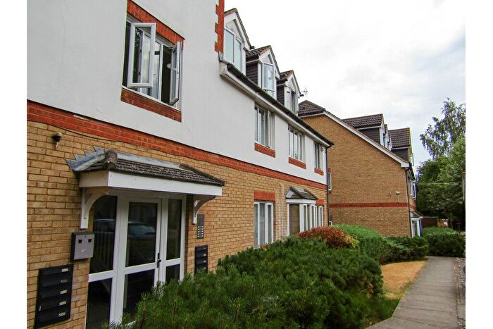 1 Bedroom Flat To Rent In Alexandra Gardens, Woking, Surrey, GU21