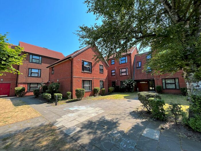 1 Bedroom Flat To Rent In Legrace Avenue, Hounslow, TW4