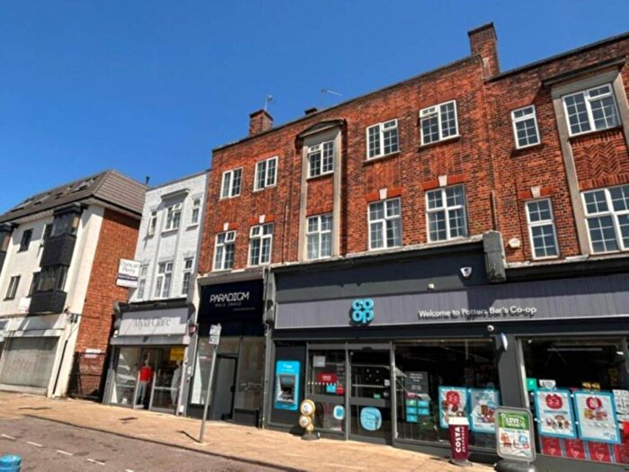 2 Bedroom Flat To Rent In High Street, Potters Bar, EN6