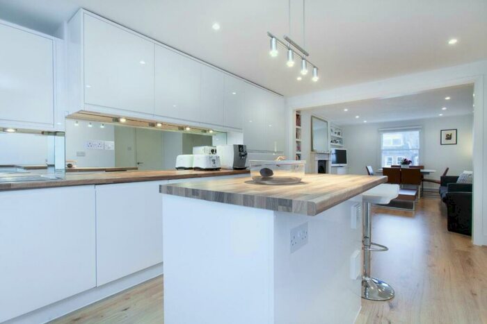 3 Bedroom Flat To Rent In Primrose Gardens, Belsize Park, NW3