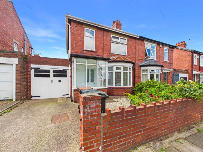 3 Bedroom Semi-Detached House For Sale In Hesleyside Road, South Wellfield, NE25