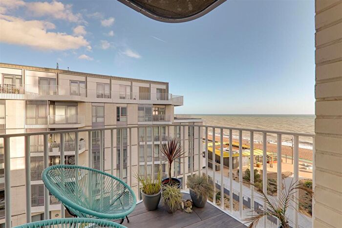 2 Bedroom Flat For Sale In Bayside Apartments, Worthing, BN11