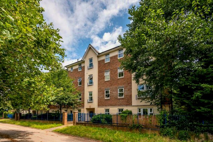 2 Bedroom Flat To Rent In Skerne Walk, Kingston, Kingston Upon Thames, KT2