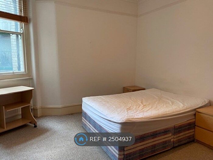 3 Bedroom Flat To Rent In North End Rd, London, W14