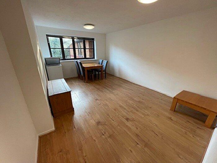 2 Bedroom Flat To Rent In Woodvale Way, London, NW11