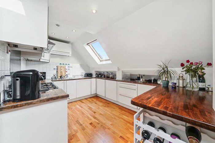 2 Bedroom Flat For Sale In Dartmouth Road, London, NW2