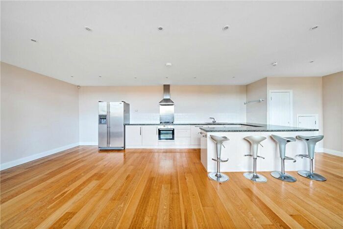 3 Bedroom Apartment For Sale In West Avenue, Bath, Somerset, BA2