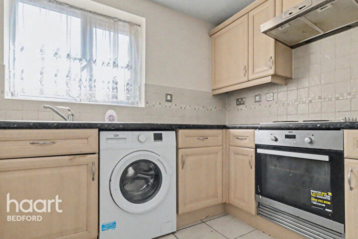 2 Bedroom Flat For Sale In Crowe Road, Bedford, MK40