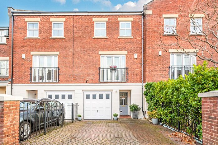 4 Bedroom Terraced House For Sale In Hutton Gate, Harrogate, HG2