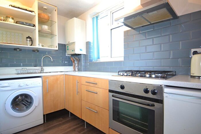 1 Bedroom Flat To Rent In Tabard House, Upper Teddington Road, KT1
