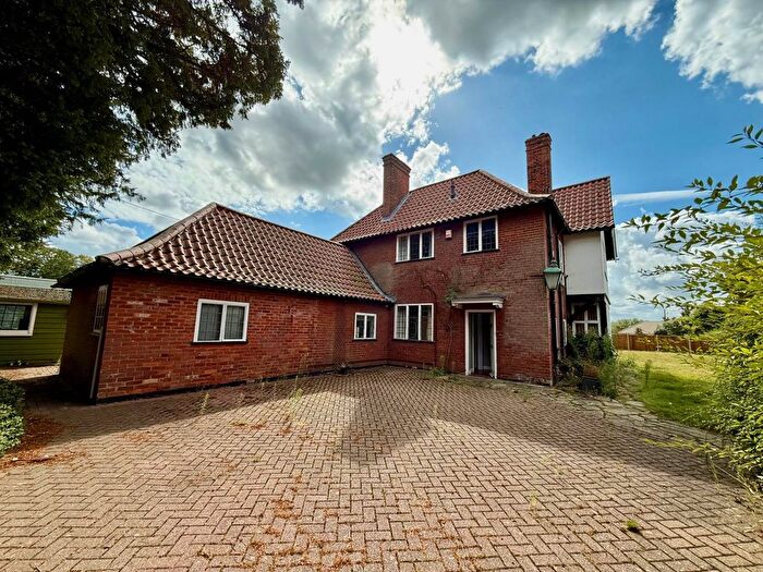 5 Bedroom Detached House For Sale In Strumpshaw Road, Brundall, NR13