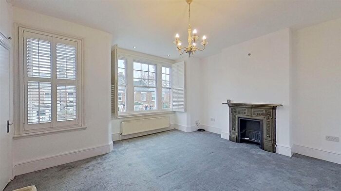 3 Bedroom Flat To Rent In Earlsfield Road, London, SW18